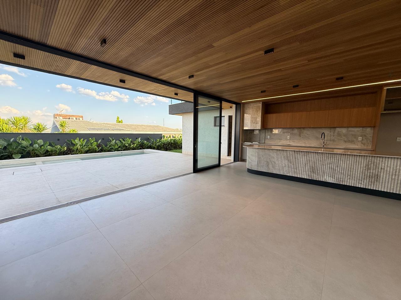 ALPHAVILLE IPÊS! Sobrado novo com 05 suítes, sendo 01 no térreo, armários Paulete, gourmet e piscina