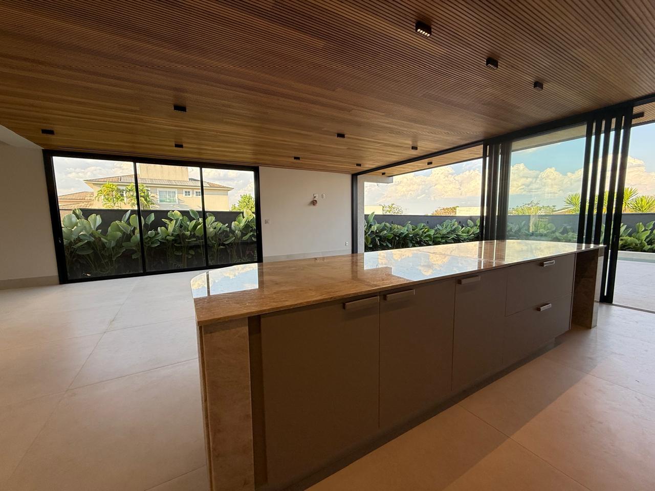 ALPHAVILLE IPÊS! Sobrado novo com 05 suítes, sendo 01 no térreo, armários Paulete, gourmet e piscina