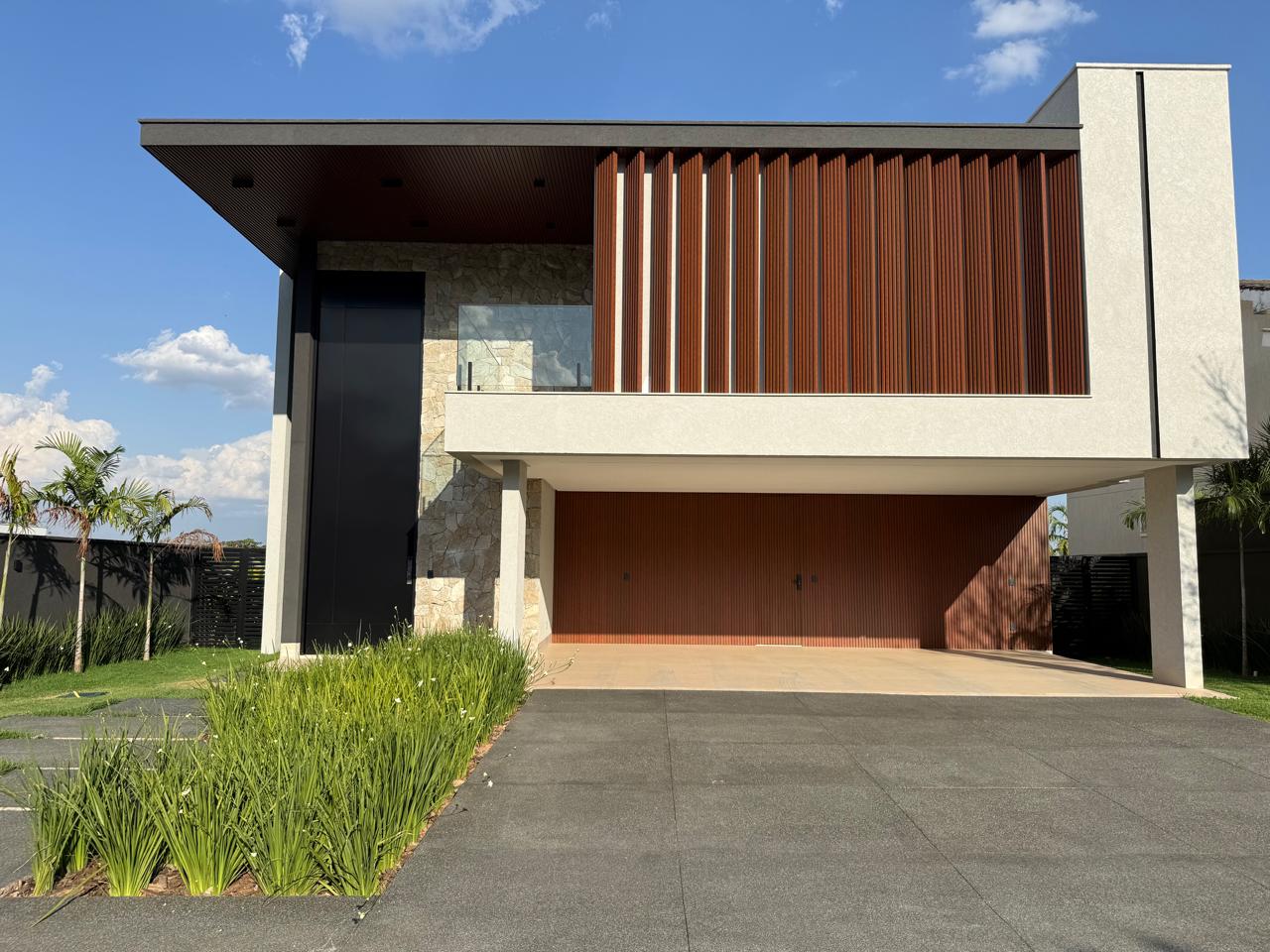 ALPHAVILLE IPÊS! Sobrado novo com 05 suítes, sendo 01 no térreo, armários Paulete, gourmet e piscina