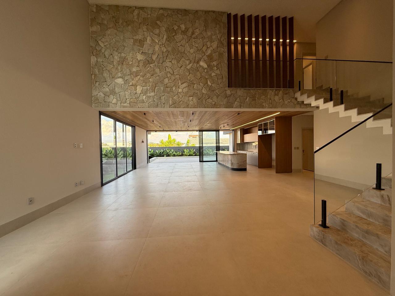 ALPHAVILLE IPÊS! Sobrado novo com 05 suítes, sendo 01 no térreo, armários Paulete, gourmet e piscina