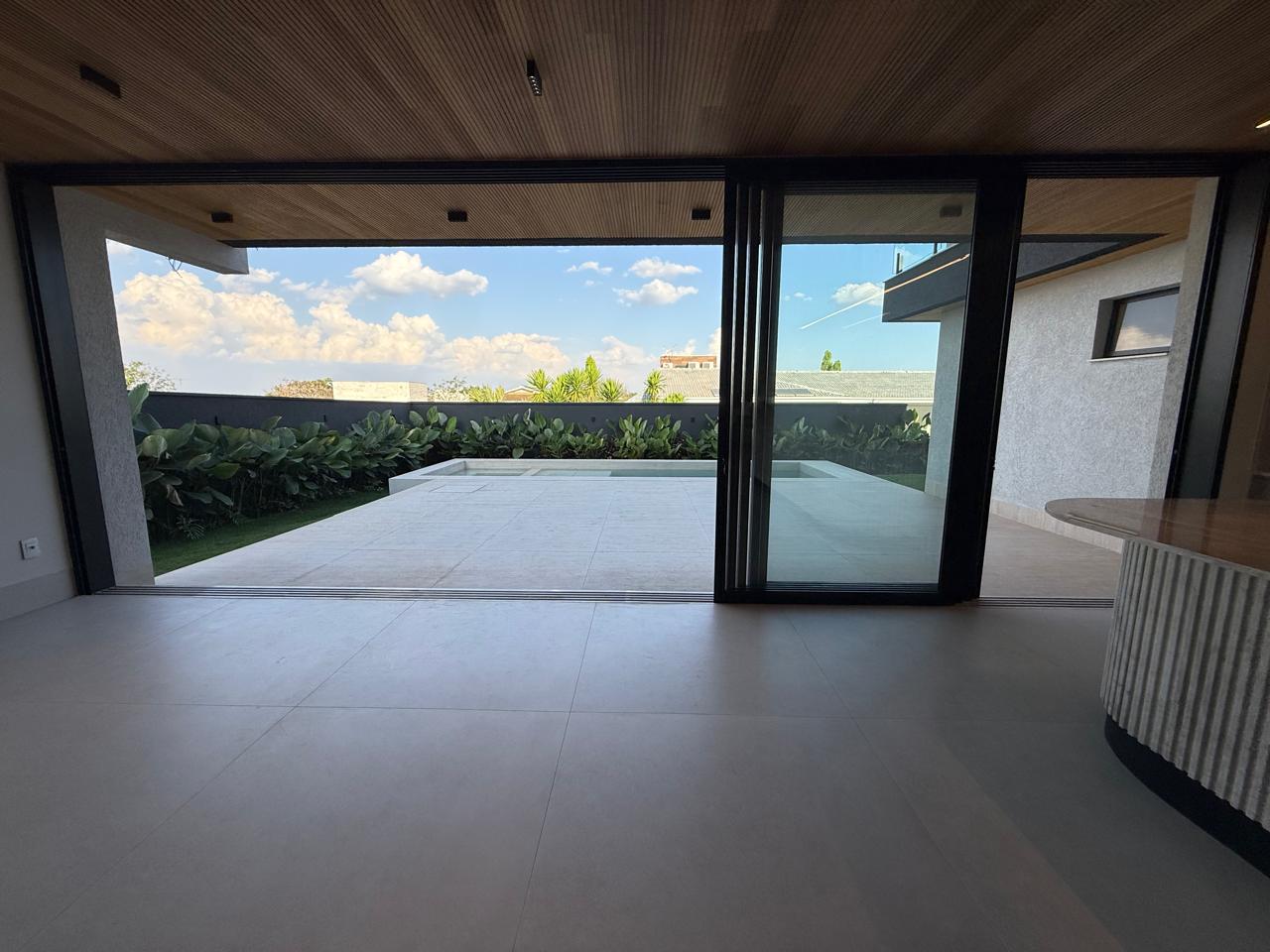 ALPHAVILLE IPÊS! Sobrado novo com 05 suítes, sendo 01 no térreo, armários Paulete, gourmet e piscina