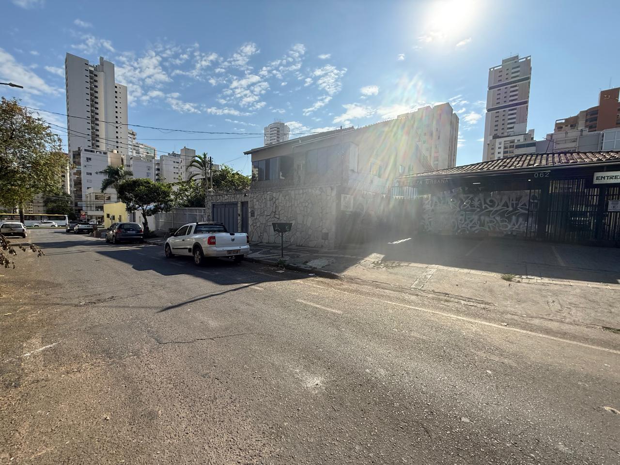 Casa térrea comercial na Rua C-258, acima da T-63 e próximo ao Banco SAFRA, alugada até janeiro/027.