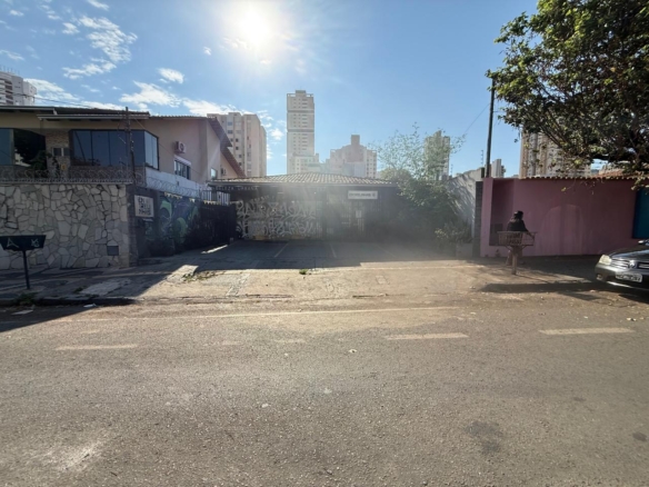 Casa térrea comercial na Rua C-258, acima da T-63 e próximo ao Banco SAFRA, alugada até janeiro/027.