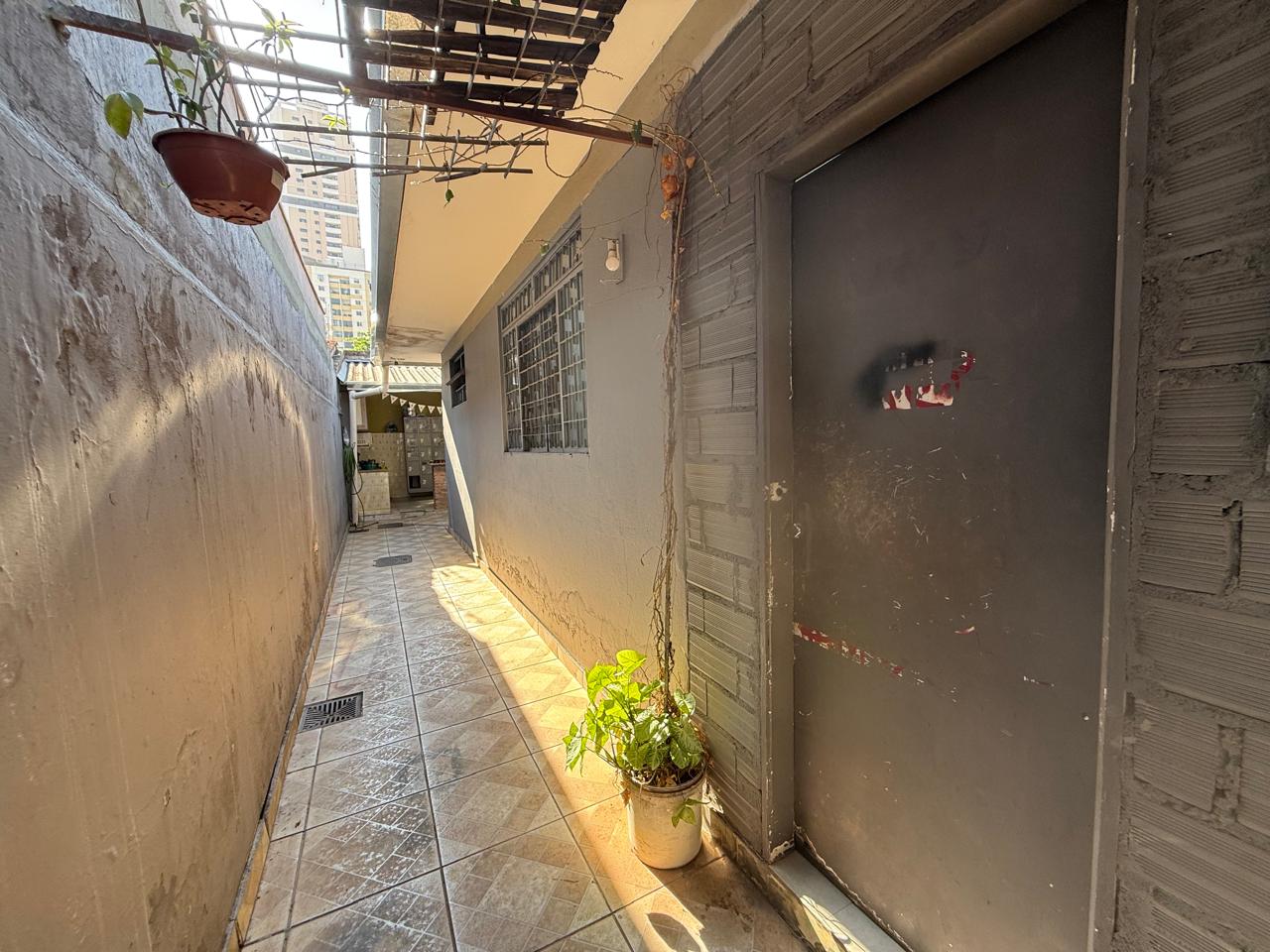 Casa térrea comercial na Rua C-258, acima da T-63 e próximo ao Banco SAFRA, alugada até janeiro/027.