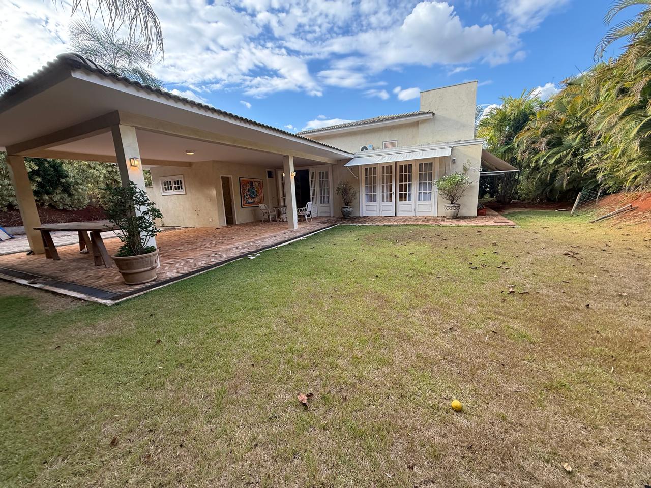 Residencial Aldeia do Vale!! Térrea charmosa com 03 suítes, piso tábua, janelas brancas, e quintal.