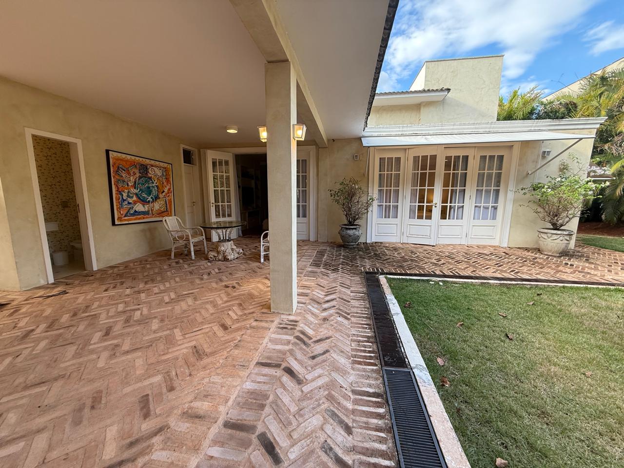 Residencial Aldeia do Vale!! Térrea charmosa com 03 suítes, piso tábua, janelas brancas, e quintal.