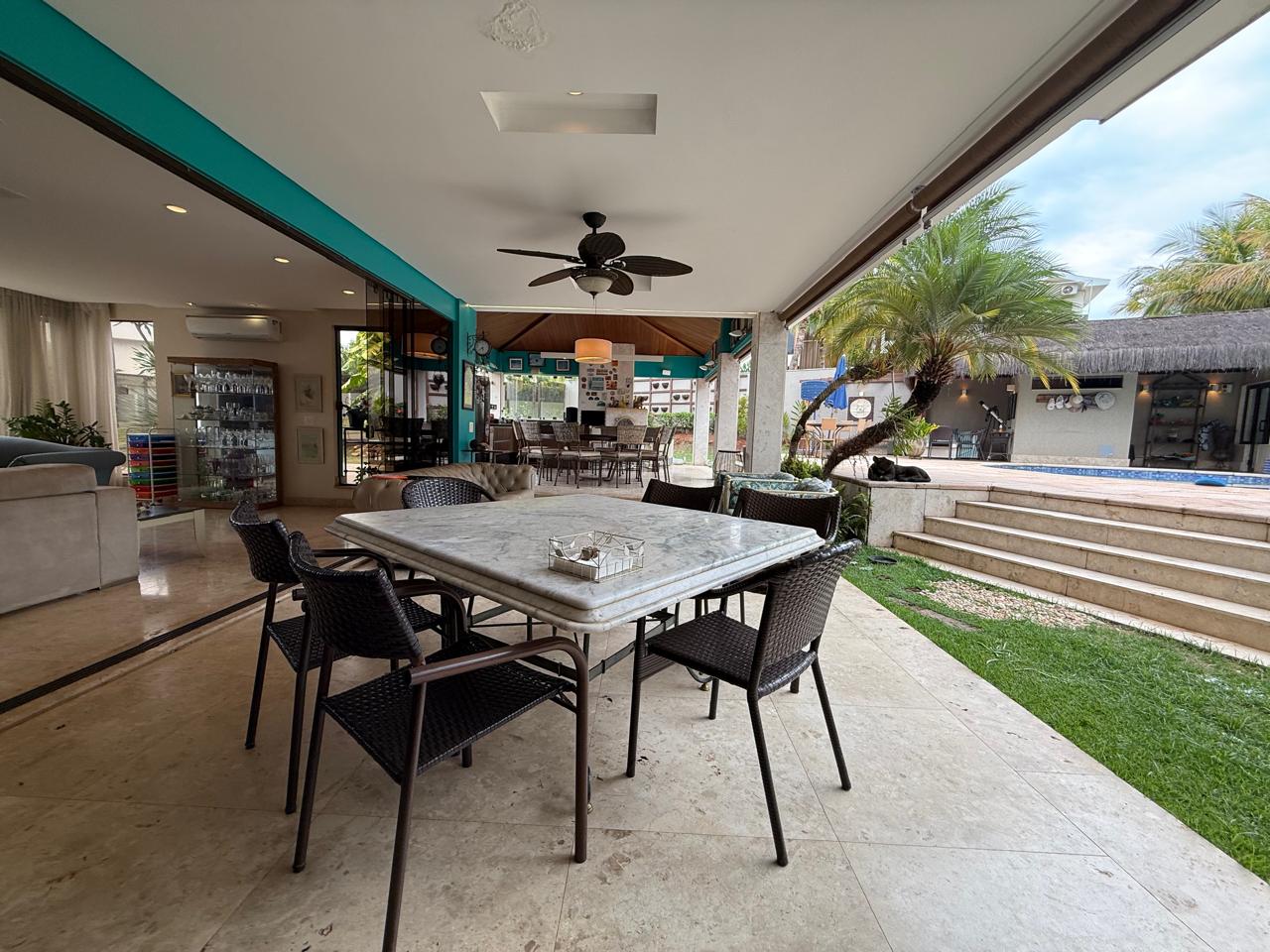 Alphaville Flamboyant Residencial dos Ipês!! Sobrado de esquina, 05 quartos, sendo 04 suítes, excelente área de lazer e amplos ambientes!