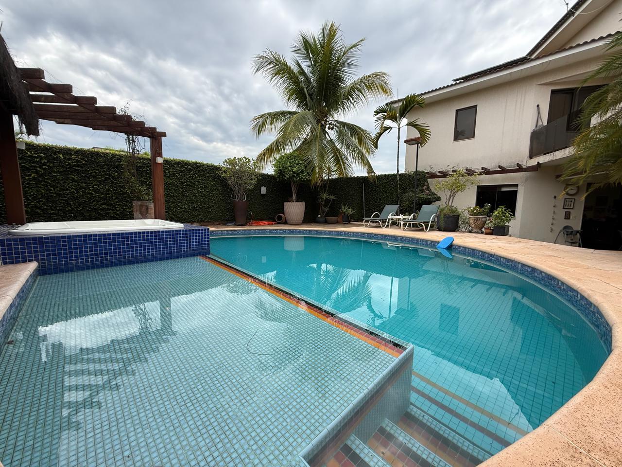 Alphaville Flamboyant Residencial dos Ipês!! Sobrado de esquina, 05 quartos, sendo 04 suítes, excelente área de lazer e amplos ambientes!