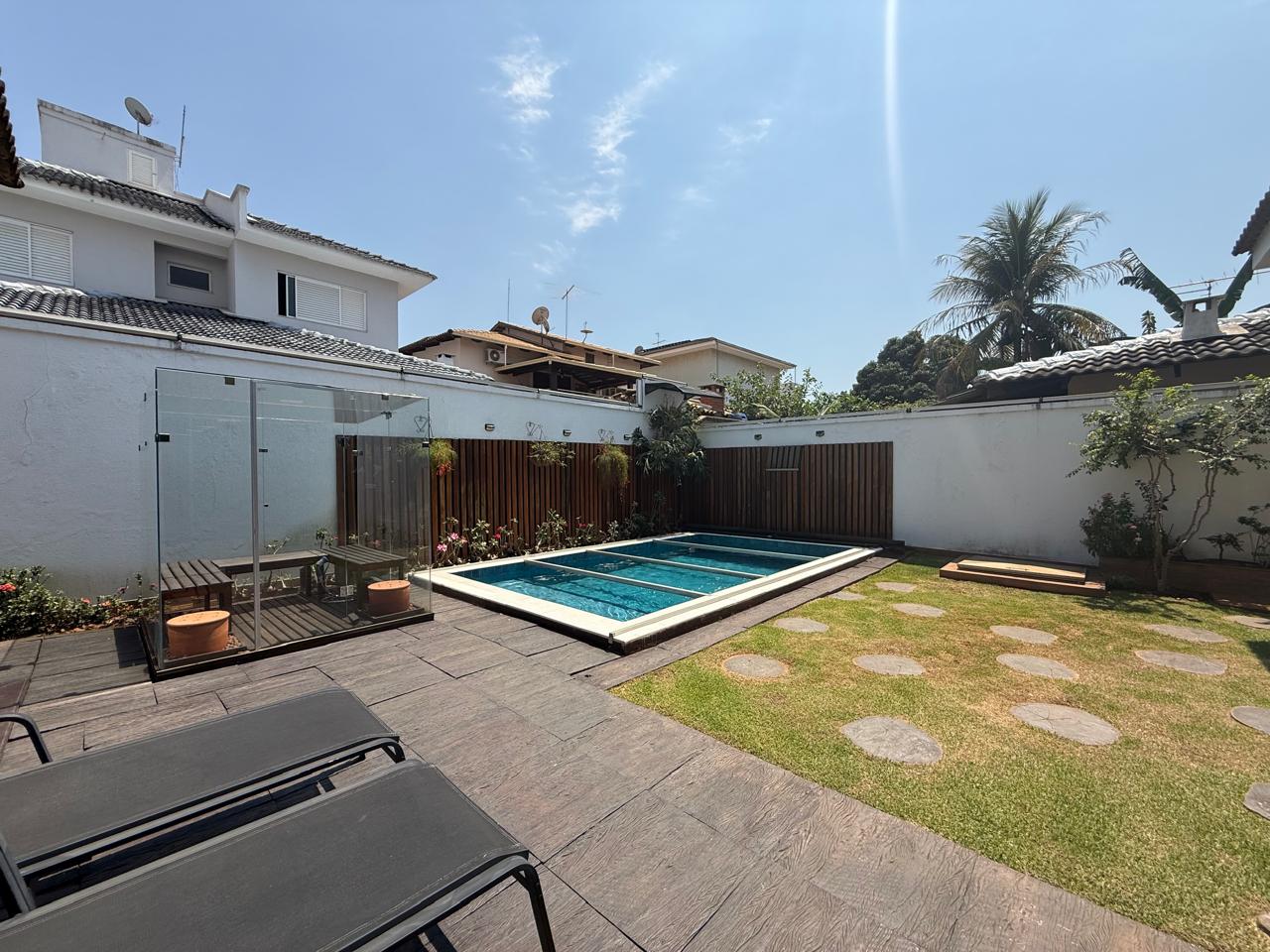 JARDINS VIENA! Sobrado mobiliado, 05 suítes, muito conforto e comodidades, sauna, piscina, energia fotovoltaica.