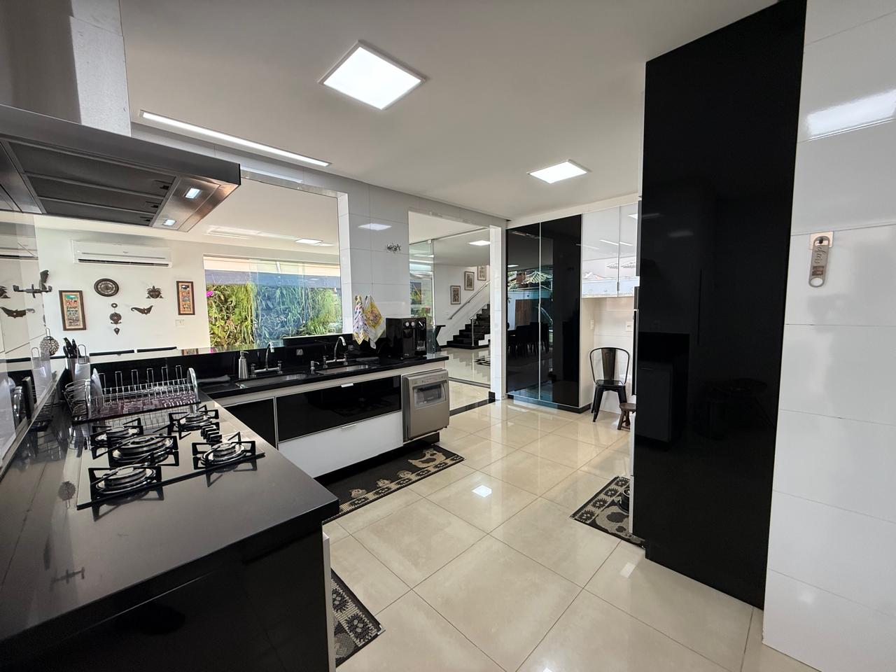 JARDINS VIENA! Sobrado mobiliado, 05 suítes, muito conforto e comodidades, sauna, piscina, energia fotovoltaica.