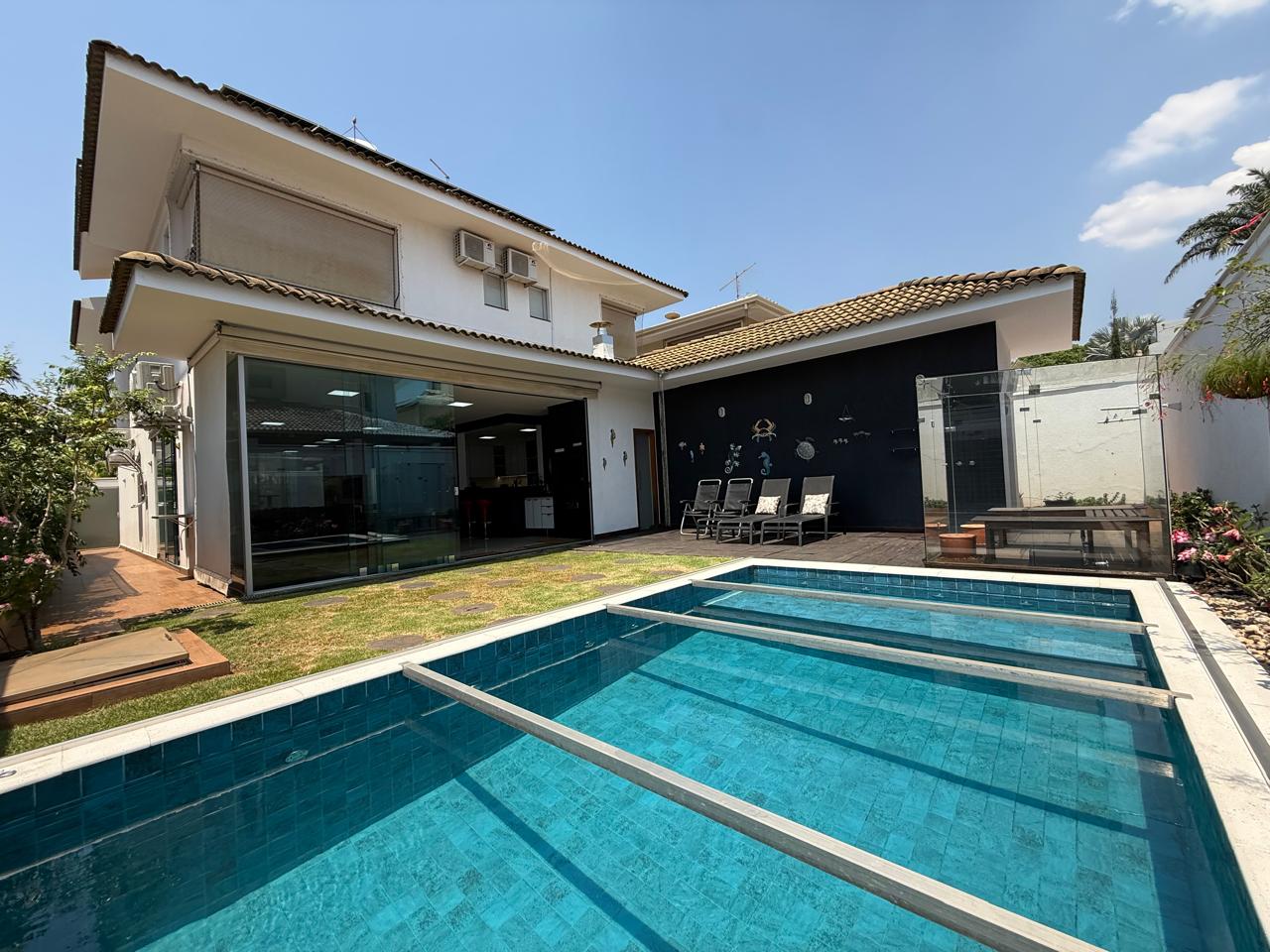 JARDINS VIENA! Sobrado mobiliado, 05 suítes, muito conforto e comodidades, sauna, piscina, energia fotovoltaica.